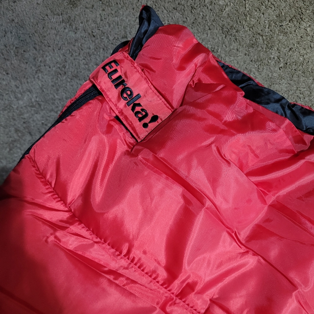 VTG EUREKA ADULT SLEEPING BAG RED/BLACK SACK 100% POLYESTER 80X33